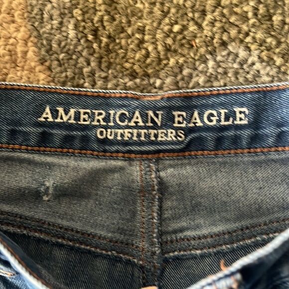 EUC WOMENS 4 AMERICAN EAGLE MOM JEANS DISTRESSED - Picture 3 of 10